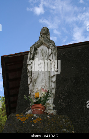 Statue de marie en dehors d'une église en Italie Banque D'Images