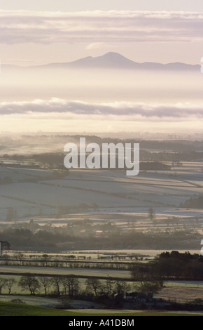 Un hiver glacial misty paysage à l'échelle atmosphérique Annandale et Solway Firth to Skiddaw dans Lake District Scotland UK Banque D'Images