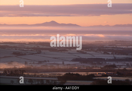 Un paysage d'hiver l'atmosphère glaciale de Burnswark misty Hill à la recherche de l'autre côté de la Solway Firth to Skiddaw près de sunrise Scotland Banque D'Images