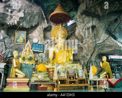 Golden Buddha à Tiger grottes Krabi Thaïlande Asie du sud-est Banque D'Images