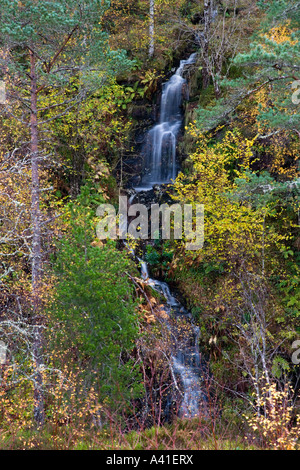 Une petite cascade highland. Banque D'Images