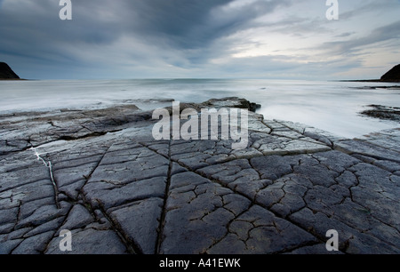 Moody ciel au matin dans le Dorset Angleterre Kimmeridge Bay. Banque D'Images