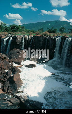 Quatorze Falls sur l'Athi River près de Thika montrant mousse blanche causée par la pollution chimique dans le Kenya Afrique de l'Est Banque D'Images