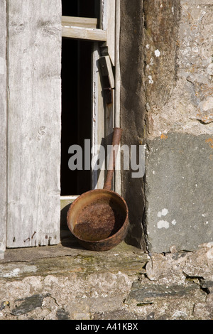 Ferme abandonnée et abandonnée avec équipement de cuisine rouillé sur les landes près de Pitlochry, Écosse, Royaume-Uni Banque D'Images