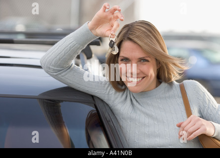 Femme tenant les clés de voiture neuve Banque D'Images