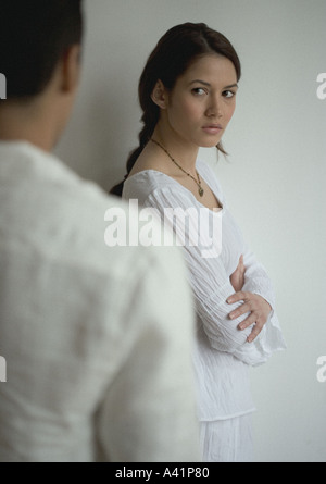 Femme malheureuse à la recherche d'un homme Banque D'Images