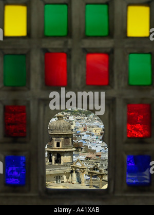 Voir d'Udaipur à travers un vitrail dans la City Palace à Udaipur, Inde Banque D'Images