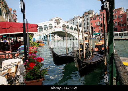 Pont du Rialto à Venise Italie avec Gondola sur le Grand Canal Banque D'Images