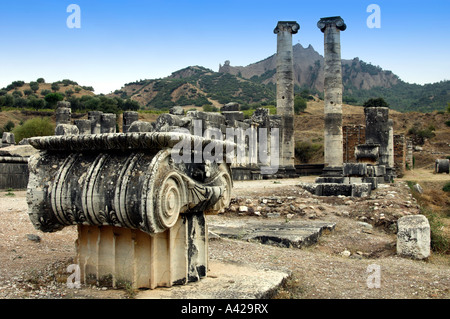 Murs et planchers colonnes autels dans les ruines du temple d'Artémis en Turquie sardes Banque D'Images