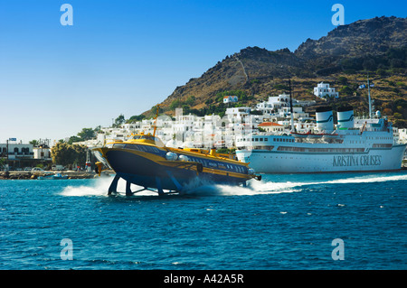 Le Flying Dolphin hydrophoil à grande vitesse dans le port de Scala sur l'île de Patmos, Grèce Banque D'Images