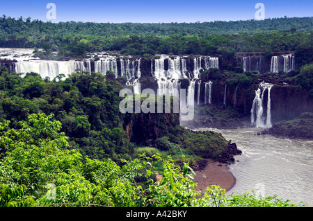 Les chutes d'Iguaçu et la gorge de la rivière Iguaçu, vu du côté brésilien Banque D'Images