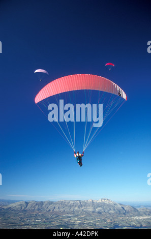 Parapenters dans les airs au-dessus de Pilota Espagne Banque D'Images