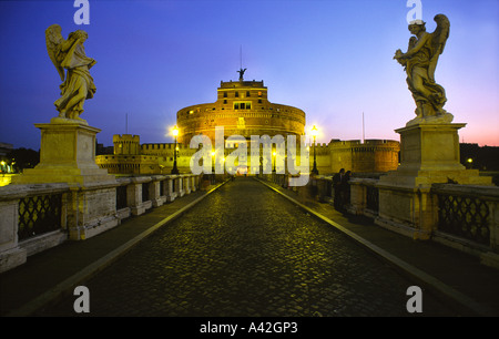 Rome Cstel San Angelo au crépuscule Banque D'Images