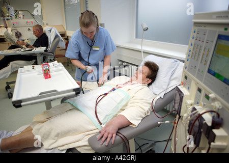 Au cours de son patient en dialyse le centre de dialyse dans l'hôpital Dominikus Banque D'Images