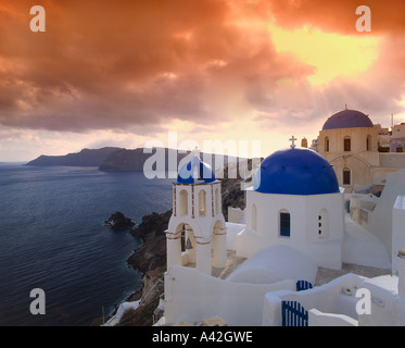 GRE cycladesSantorini l'église du village d'Oia Banque D'Images