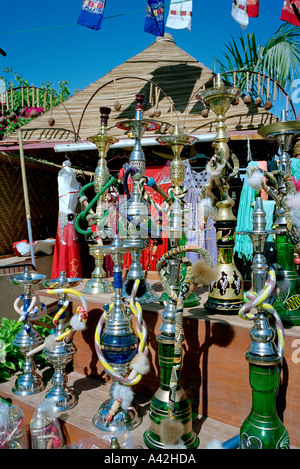 Dans une boutique touristique en Egypte hookahs rivalisent avec les costumes de danse du ventre d'importance Banque D'Images