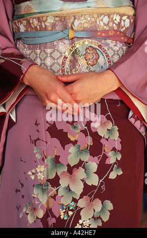 Femme japonaise portant un kimono de soie colorés pour le nouvel an Préfecture Nara Japon mains Banque D'Images