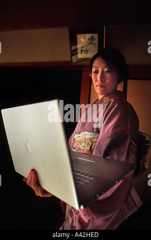 Femme japonaise portant un kimono de soie colorée et la tenue d'un puissant ordinateur portable la préfecture de Nara au Japon Banque D'Images