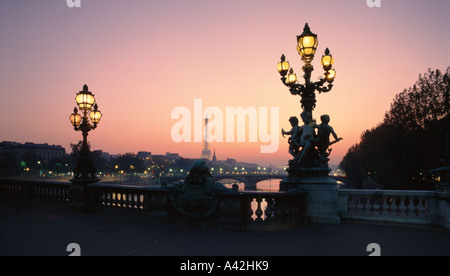 France Paris Pont Alexandre III Tour Eiffel Laterne Banque D'Images