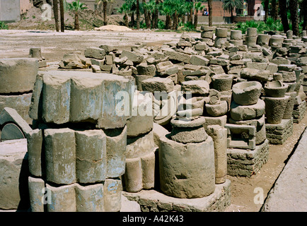 Certains des milliers de bits et des morceaux du grand temple d'Amon à Louxor qui ont été trouvés et enregistrés au cours archaeologi Banque D'Images