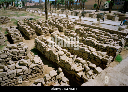 Certains des milliers de bits et des morceaux du grand temple d'Amon à Louxor qui ont été trouvés et enregistrés au cours archaeologi Banque D'Images