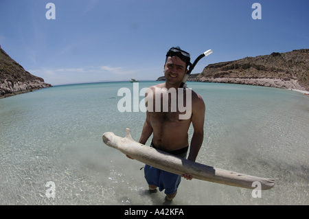 Jeune homme espagnol M. snorkeler-photographe avec son appareil photo et d'un rorqual à bosse osseuse vertèbre Espiri Banque D'Images