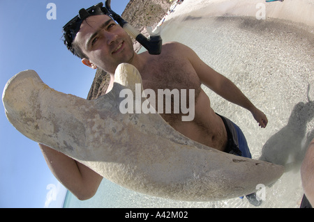 Jeune homme espagnol M. snorkeler-photographe avec son appareil photo et d'un rorqual à bosse osseuse vertèbre Espiri Banque D'Images