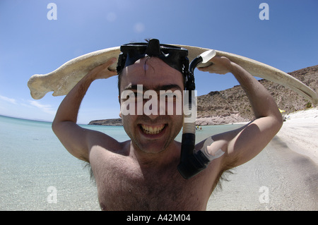 Jeune homme espagnol M. snorkeler-photographe avec son appareil photo et d'un rorqual à bosse osseuse vertèbre Espiri Banque D'Images