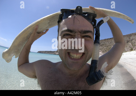 Jeune homme espagnol M. snorkeler-photographe avec son appareil photo et d'un rorqual à bosse osseuse vertèbre Espiri Banque D'Images