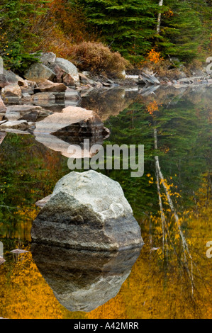 Réflexions d'automne et de rochers dans White Sand Lake, Schreiber, Ontario, Canada Banque D'Images