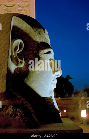 Le magnifique temple de Louxor au crépuscule avec des statues colossales de Ramsès II et d'un obélisque en face de l'entrée des pylônes électriques Banque D'Images