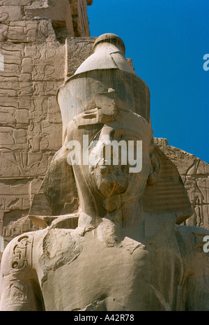 Bien qu'endommagé ce chef d'une statue colossale de Ramsès II au temple de Louxor en Égypte est noble et belle Banque D'Images