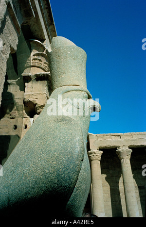 Statue du dieu faucon Horus debout à l'extérieur de son temple à Edfou sur le Nil Banque D'Images