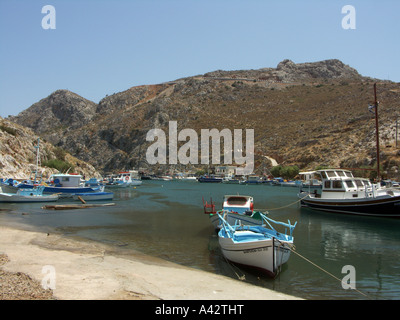 Les petits bateaux dans le port de Vathi, Kalymnos, Dodecanese, en Grèce. Banque D'Images