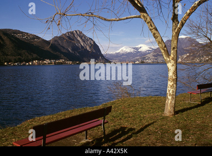 Banquettes rouges sur la rive du lac Ceresio Lugano Tessin suisse Banque D'Images