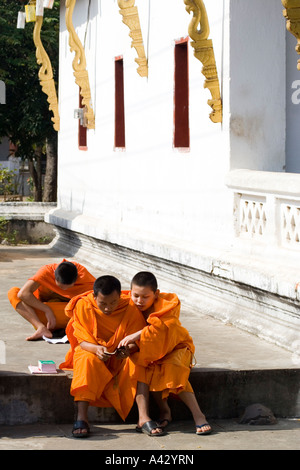 Moines et novices de pratiquer l'anglais Wat Saen Vat Sene Luang Prabang au Laos Banque D'Images