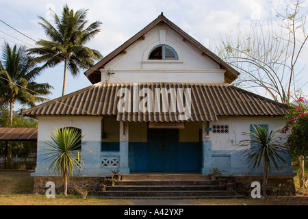 L'Hôpital colonial français anciens squatters maintenant Residence Luang Prabang au Laos Banque D'Images