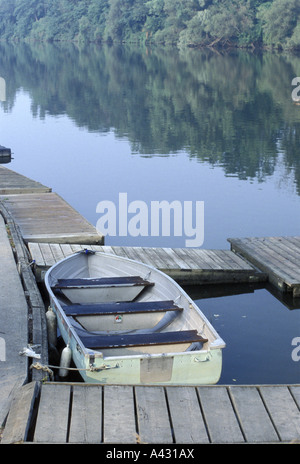 Bateau amarré sur la rivière de l'aluminium dans la brume matinale London Ontario Canada Banque D'Images