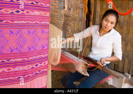 Femme tissant sur un métier Vang Vieng, Laos Banque D'Images