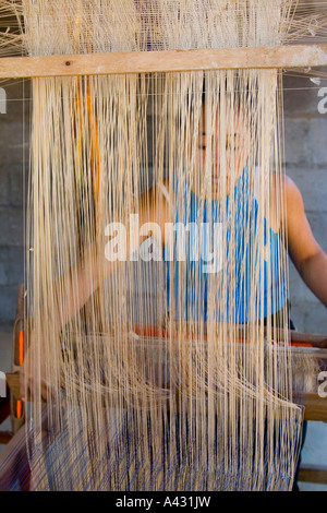 Femme tissant sur un métier Vang Vieng, Laos Banque D'Images