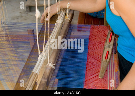 Femme tissant sur un métier Vang Vieng, Laos Banque D'Images