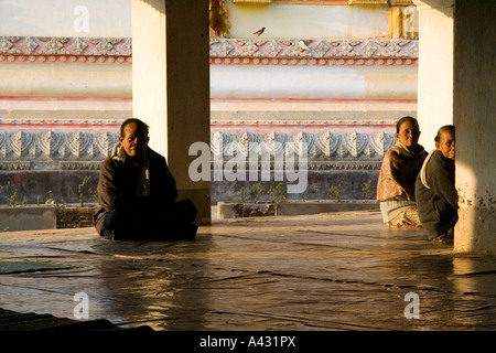 Les gens attendent les moines à fini de manger le petit déjeuner Wat Thad que Vang Vieng Laos Banque D'Images