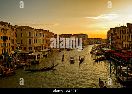 La circulation des bateaux et d'autres en gondole sur le Grand Canal près du Pont Rialto Venise Italie Banque D'Images