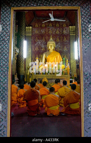 Les moines et les novices en prière Wat Xieng Laos Luang Prabang Muan Banque D'Images