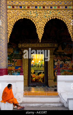 Les moines et les novices en prière Wat Xieng Laos Luang Prabang Muan Banque D'Images