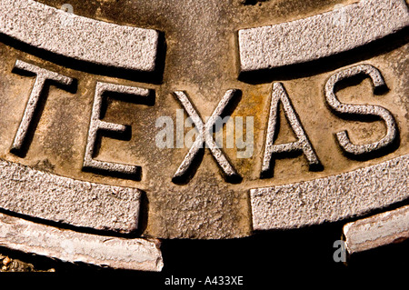 Texte Texas comme vu sur couvercle de trou d'homme à l'Université de TX Banque D'Images