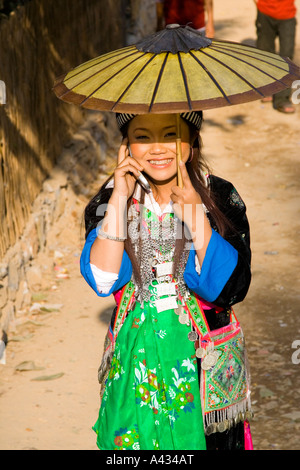 Jeune femme Hmong sur un ban Khua 1 près de Luang Prabang au Laos Banque D'Images