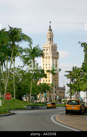 Au sud du centre-ville de Miami Floride Floride Etats-unis palmier bureau moderne en verre windows bloc centre ville inspiration skyline Banque D'Images