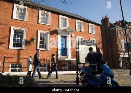 Les touristes d'examiner la carte des rues à l'extérieur de Sir Christopher Wren Hotel and Spa bâtiment annexe. Thames Street, Windsor. Dans le Berkshire. UK Banque D'Images
