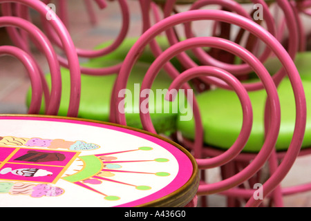 Cercle vert rose café chaises table basse designer funny ice cream gaie agréable personne détail close up colorful Banque D'Images